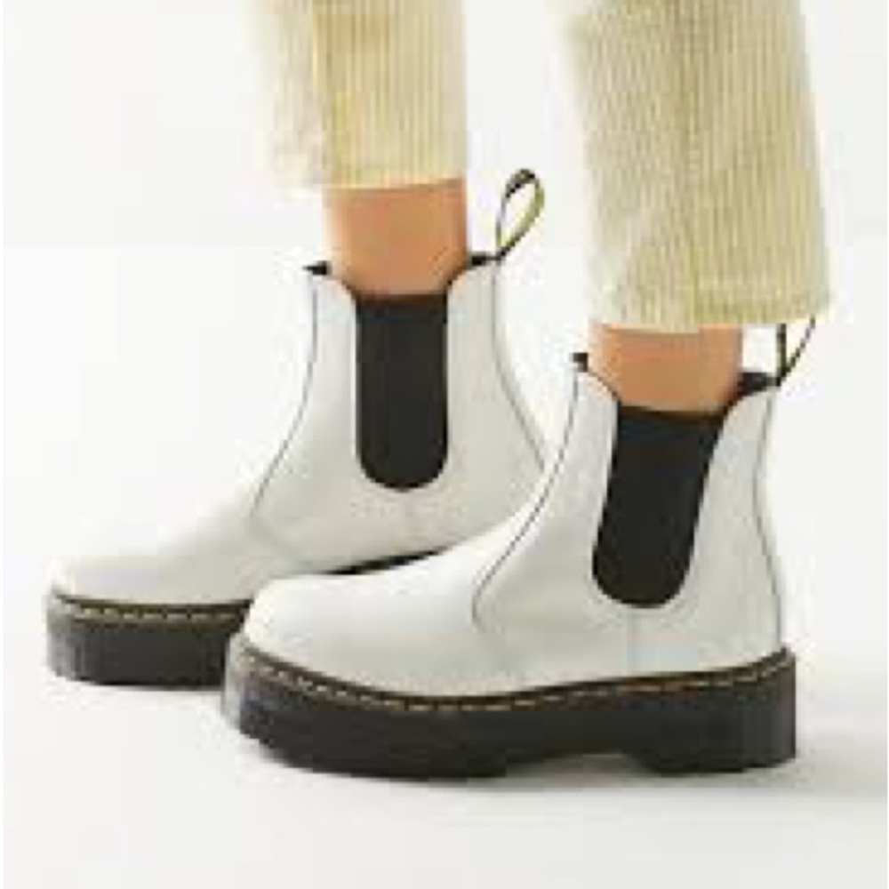 Dr. Martens white Leather Quad 2976 Smooth Chelsea platform Boots Label Detail